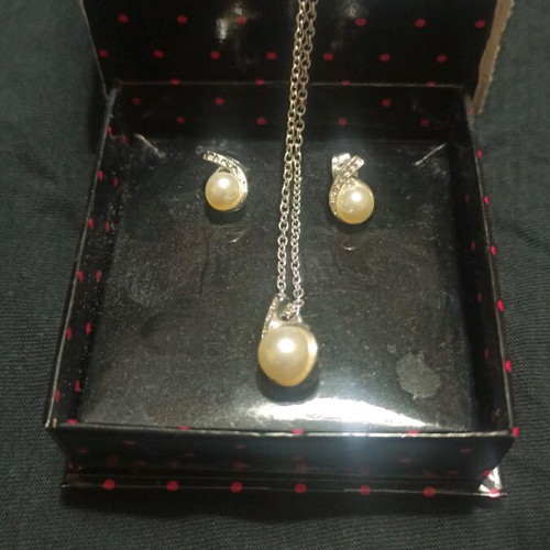 Avon jewelry set with faux pearls and rhinestones like new