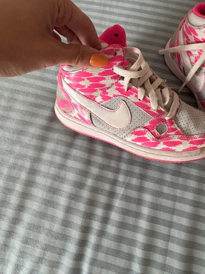 Παιδικά παπούτσια Nike μεταχειρισμένα, νούμερο 29,5, ροζ αθλητικά