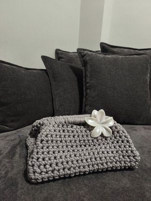 Knitted handbag like new, gray, with clasp