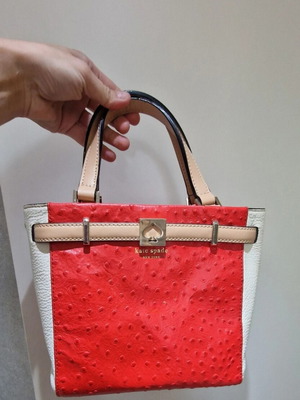 Kate Spade δερμάτινη τσάντα χειρός με υφή στρουθοκαμήλου