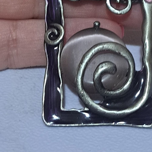 Metallic pendant with pink stone like new
