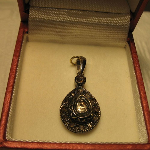 Pendant jewelry with white and yellow diamonds used