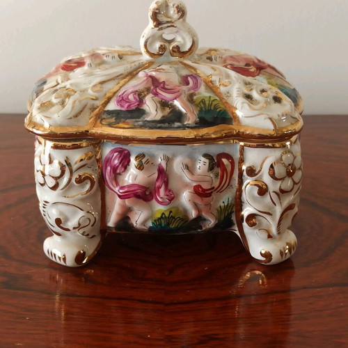 Capodimonte jewelry box used, porcelain with cherubs