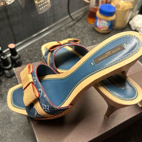 Louis Vuitton clogs like new, size 38.5, large fit