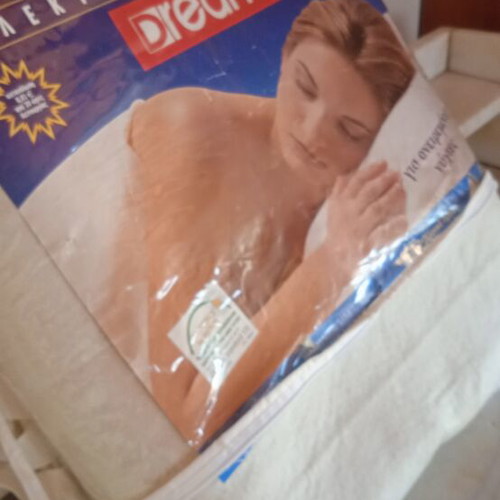 Electric blanket double Greek made with 3 temperature settings and 2 controllers new