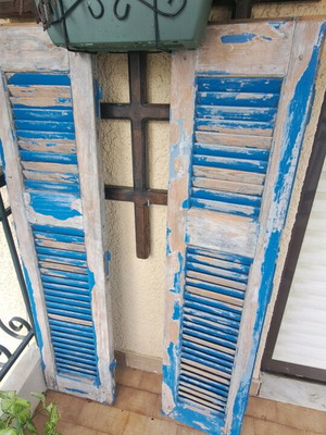 Windows used for construction or decoration