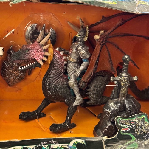 Knight Quest for Dark Beasts figures like new with damaged packaging