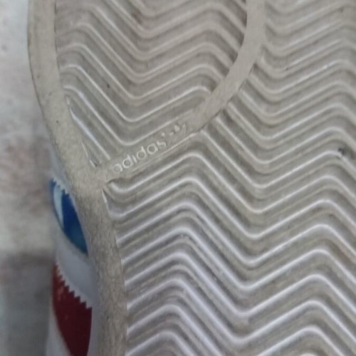 Sports shoes