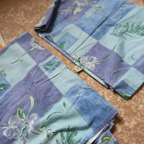 Single bed sheets like new, set of 2, blue shades with flowers