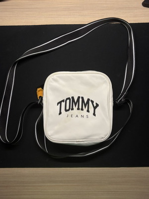 Τσαντάκι Tommy Hilfiger μεταχειρισμένο, λευκό με μαύρες λεπτομέρειες