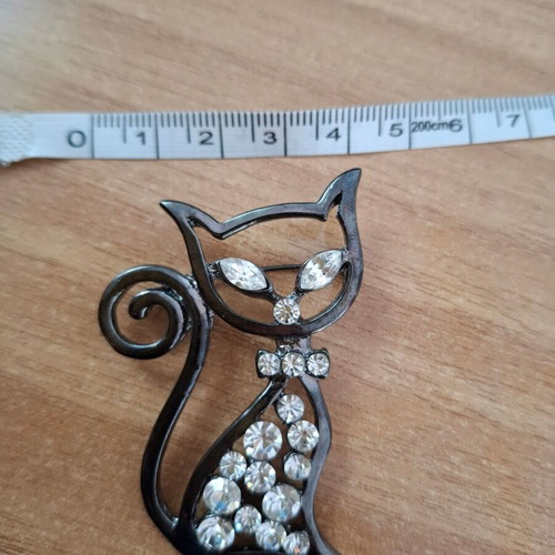 Cat brooch with strass like new decorative pin