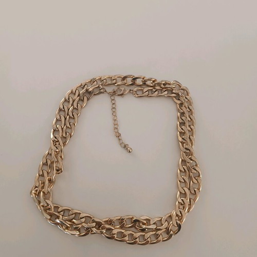 Gold chain necklace like new, modern design