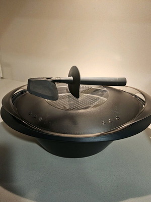 Thermomix TM5 like new with accessories and 2 recipe chips