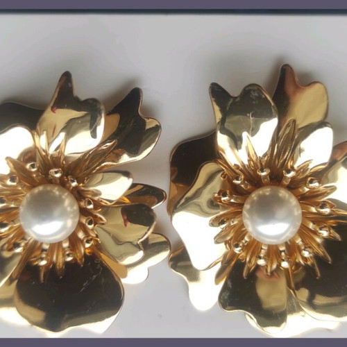 Flower stud earrings new, gold color with pearl