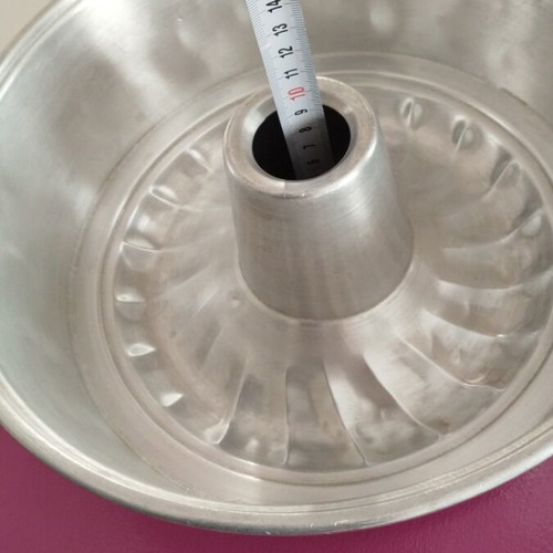 Bundt cake pan made of aluminum like new