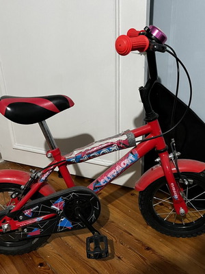 Παιδικό BMX ποδήλατο σε κόκκινο