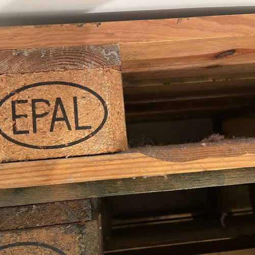 Wooden Palettes varnished, excellent quality, like new