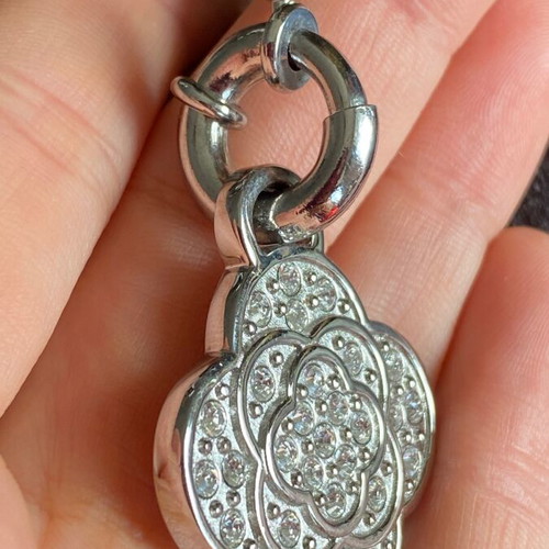 Висулка charm Dyrberg/Kern с форма на камелия като нова