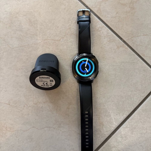 Samsung Gear Sport like new, waterproof 5ATM with charger