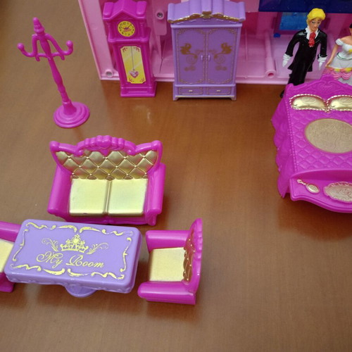 Beauty Castle My Dream playset like new with royal carriage, furniture & figures