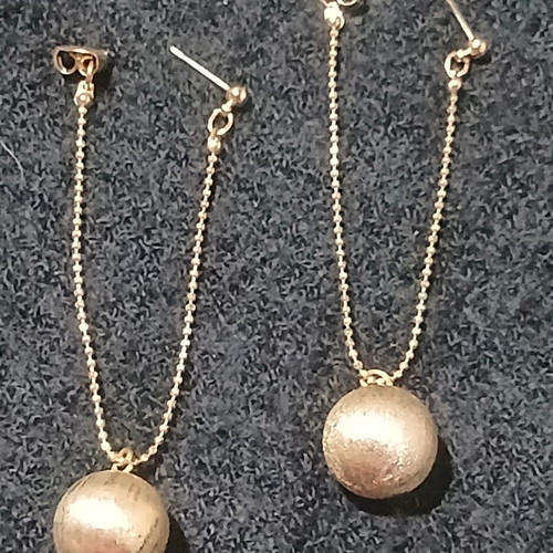 Dangling earrings with unique clasp, 7cm, matte gold ball, new