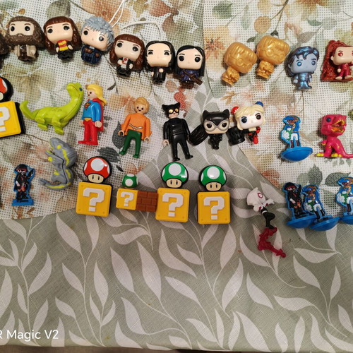 Kinder figures set