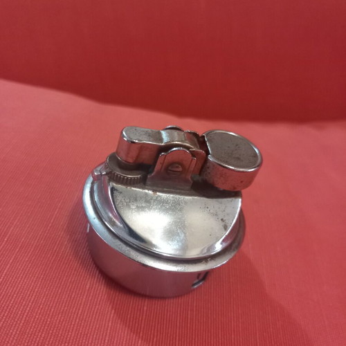Vintage lighter used, partial function