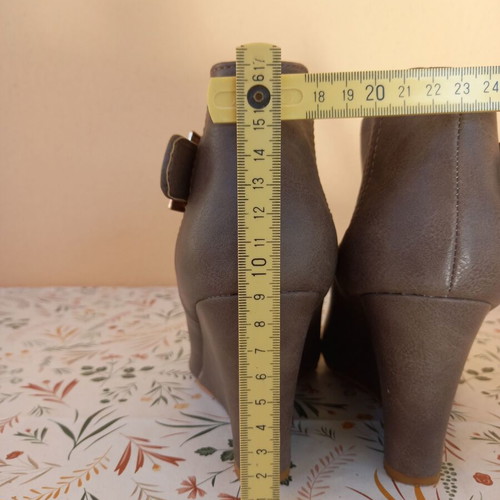 Women's grey boots with platform and gold buckle, used, size 39