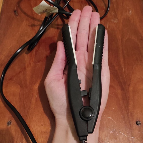 Pocket hair straightener used, travel size