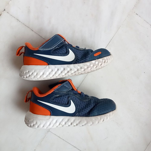 Αθλητικά παπούτσια Nike Revolution νούμερο 23.5 σαν καινούργια μπλε πορτοκαλί