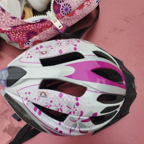 Inline skate used with helmet, case and knee pads for girl