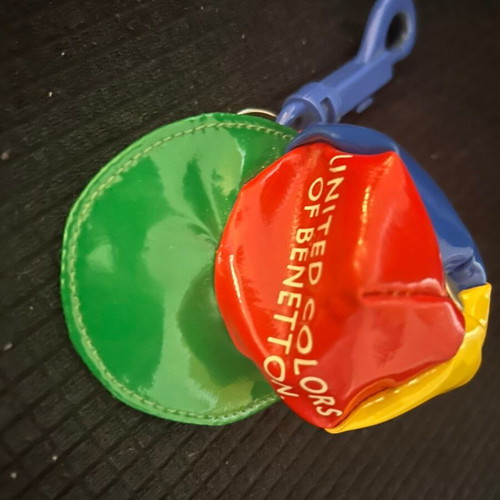 Πορτοφολάκι μπρελόκ σε σχήμα καπέλλου 90s Benetton σαν καινούργιο, πολύχρωμο