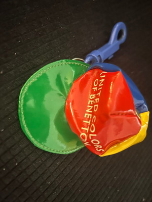 Πορτοφολάκι μπρελόκ σε σχήμα καπέλλου 90s Benetton σαν καινούργιο, πολύχρωμο