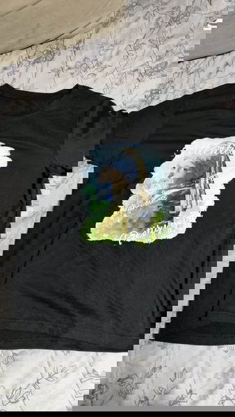 Μαύρο t-shirt με στάμπα.
