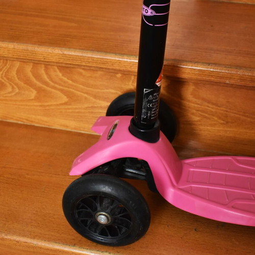 M-CRO Kids Scooter with Three Wheels in Pink Like New
