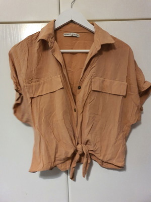 Krop shirt Pull & Bear like new, light apple color with wooden buttons