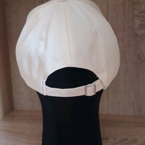 Casual NY hat like new in cream and black