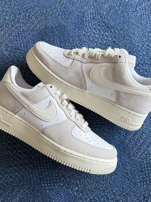Nike Air Force 1 LV8 αθλητικά παπούτσια καινούργια, λευκά και γκρι, μέγεθος 40,5