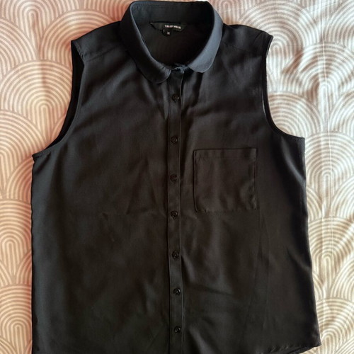 Black sleeveless shirt like new with buttons and pocket