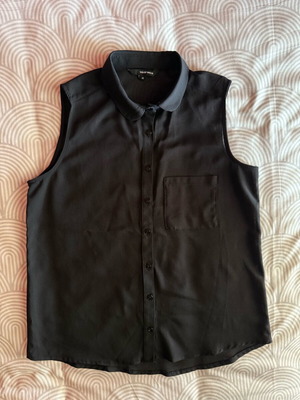Black sleeveless shirt like new with buttons and pocket