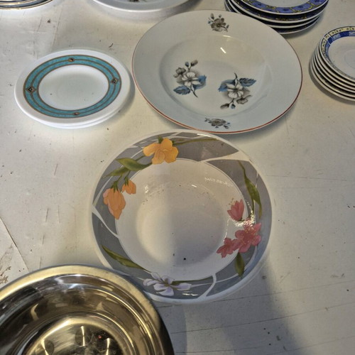 Cooking utensils and coffee saucers set like new, 24 pieces