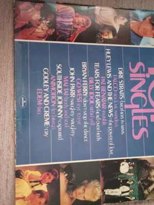 Top Singles record like new with 14 authentic songs