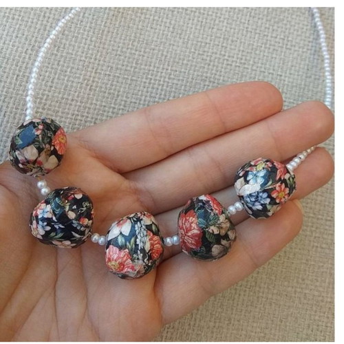 Necklace with black floral beads and pearls new
