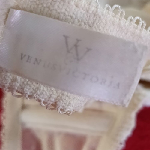 Venus Victoria Gemini Padded Balcony Bra like new, ivory