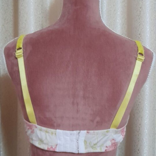 Bra size 85B with push-up and adjustable straps, white and yellow