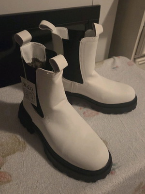 Λευκά μποτάκια καινούργια με μαύρες λεπτομέρειες, οικολογικό δέρμα, γούνα, μέγεθος 39