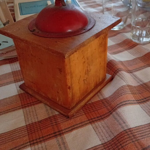 Vintage D.P. manual coffee grinder, wooden, collectible