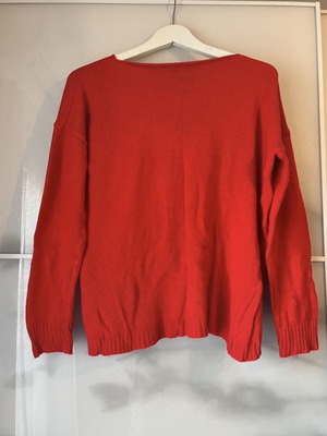 Red wide pullover with V neck like new, size medium