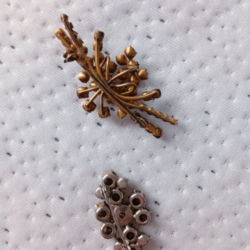 Vintage pins like new, gold and silver colors, set of two