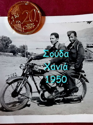 Συλλεκτική φωτογραφία 1950 Σούδα Χανιά με μοτοσυκλέτα DKW NZ